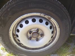 Vier Winterreifen auf Felgen 195/65 R15