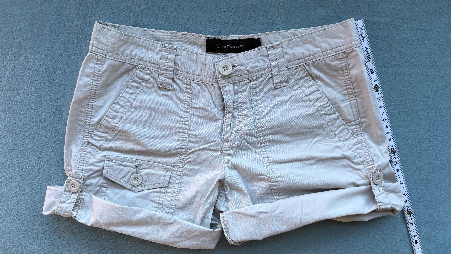 Calvin Klein Pantaloni: Calvin Klein cargo shorts size US2 – Usato da Adliswil venduto da fashionholic 1