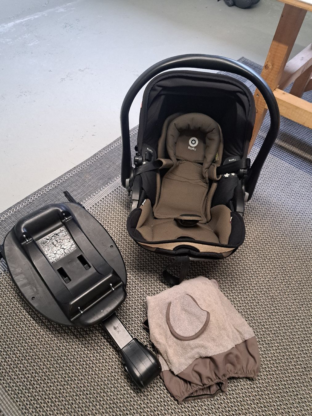 Kiddy Seggiolini per auto: Kiddy Babyschale/Kindersitz mit Isofix-Station – Usato da Burgdorf venduto da Ninu88