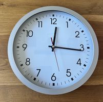Schlichte Wanduhr - ideal für jedes Büro