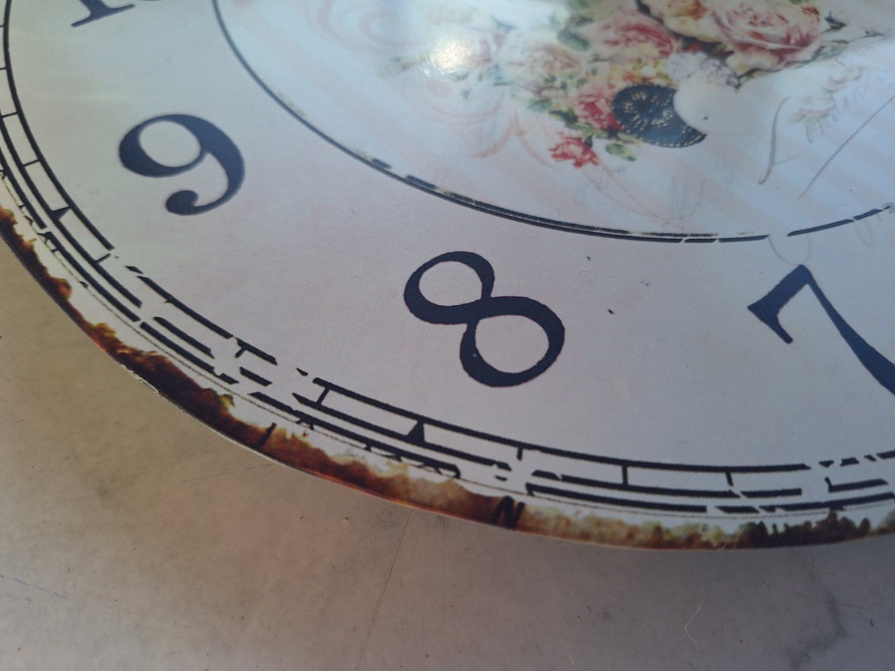 Orologi da terra & Orologi da parete: WANDUHR AUS BLECH IM RETROLOOK – Usato da Huttwil venduto da Kunterbuntli 2