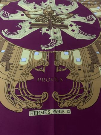 Foulard Hermès modèle Proues violet et or en soie