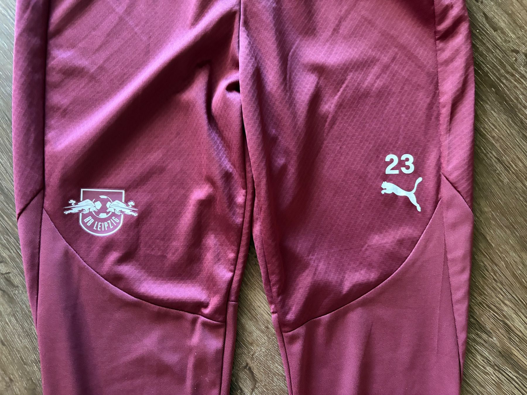 Puma Pantaloni: Red Bull Leipzig Trainerhose Gr. M – Usato da Muttenz venduto da bargain_hunter 1