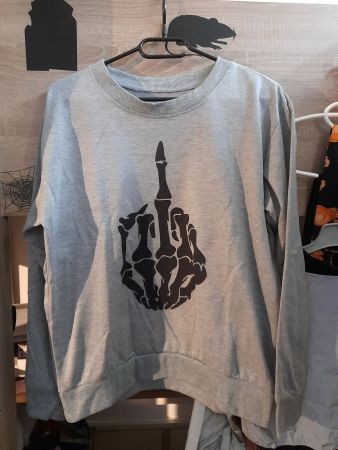 Pullover grau mit Skelettmittelfinger