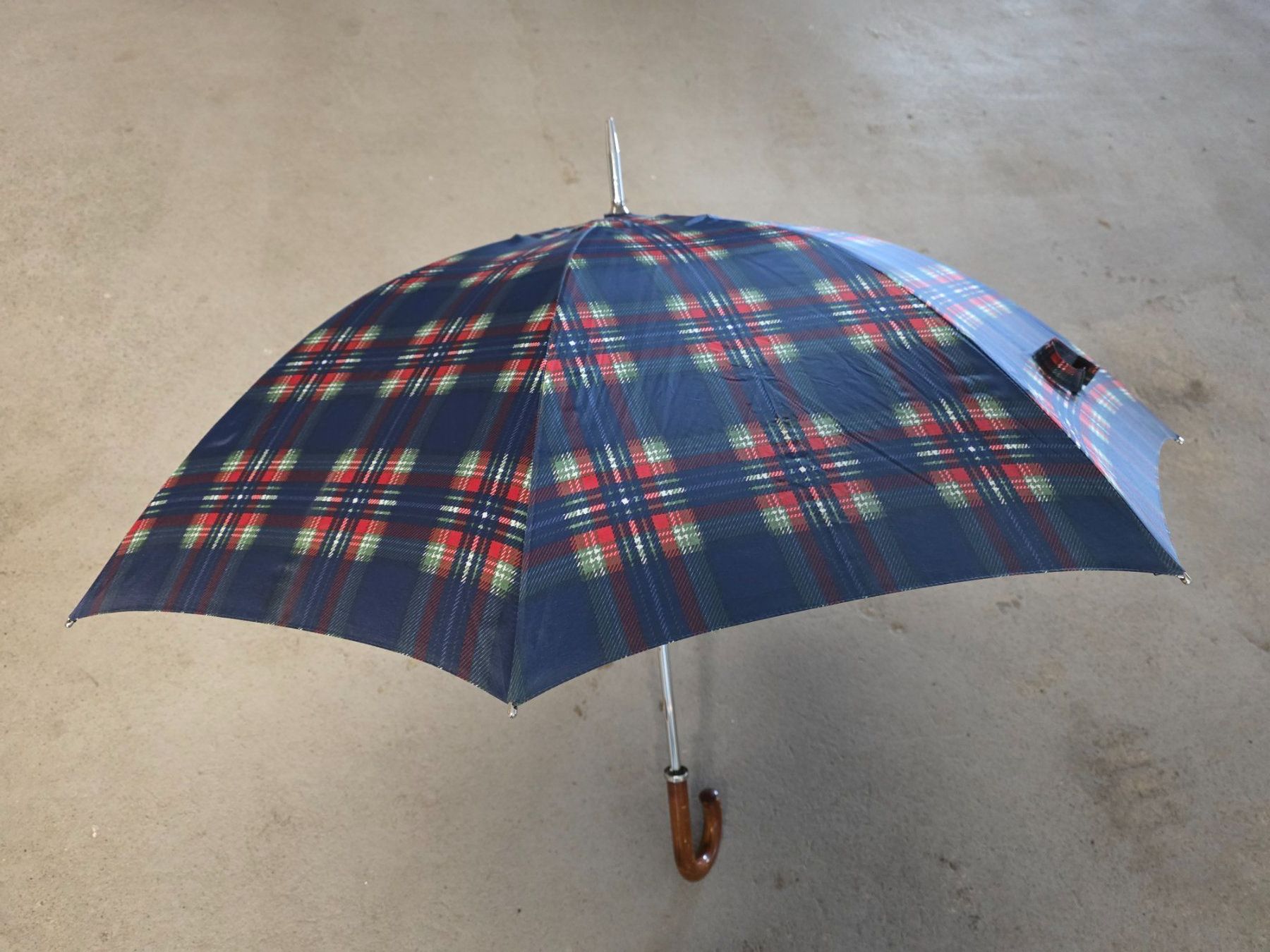 Ombrelli: robuster Regen Schirm 97cm x 118 cm C & A – Usato da Walterswil BE venduto da Lonitti