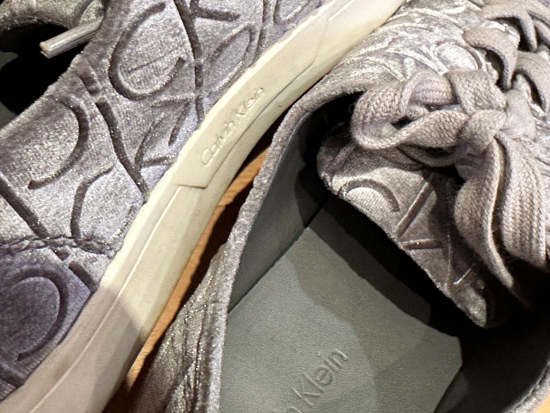 Calvin Klein Scarpe da uomo: Calvin Klein Schuhe Grau/Silber samt, Grösse 37 – Nuovo (secondo la descrizione) da Ruggell venduto da sam_ly9m 2