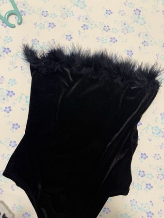 Body nero in velluto con piume - Taglia S