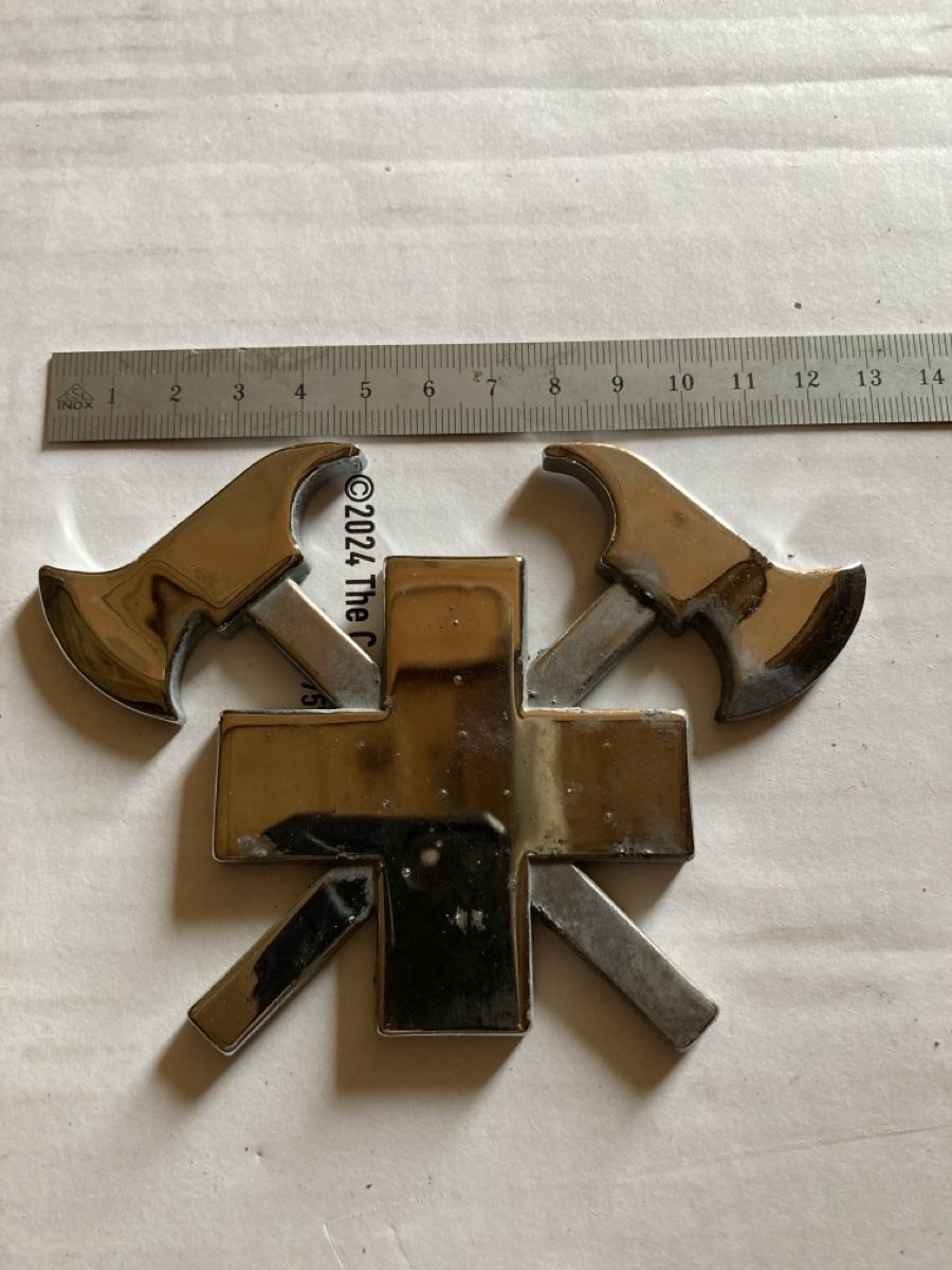 Alle Dekorationen: Kreuz mit Äxte Emblem, Metall, Deko – Gebraucht aus Zweisimmen von design02 1