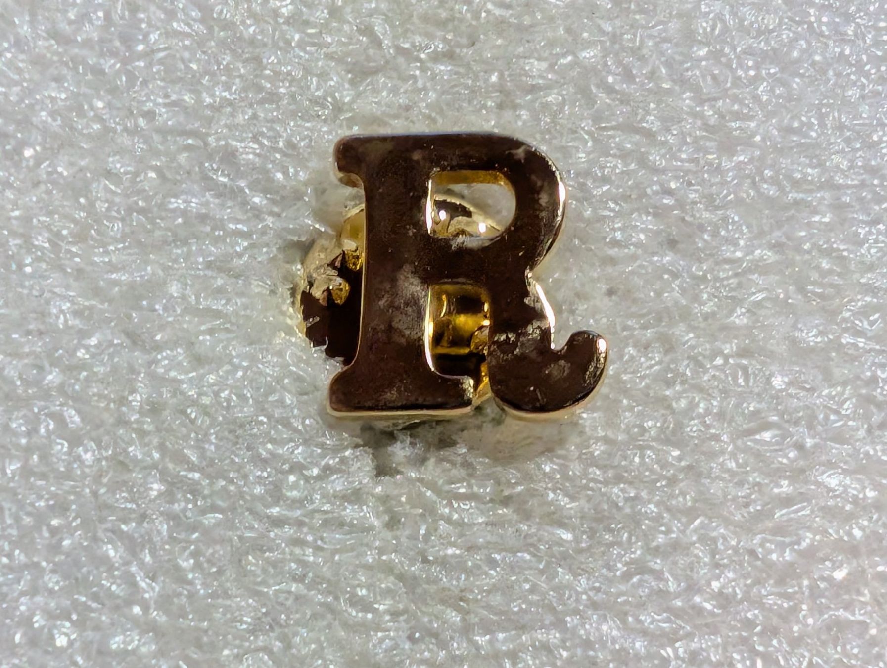 Plaketten & Abzeichen: Ansteckpin 206: Buchstabe – Gebraucht aus Oppligen von Pin-Fall-Shop