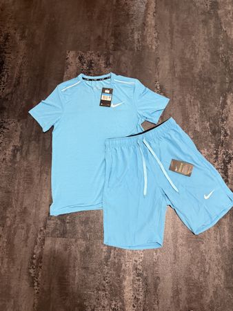 Nike miller set T-Shirt Shorts hellblau Grösse M neu