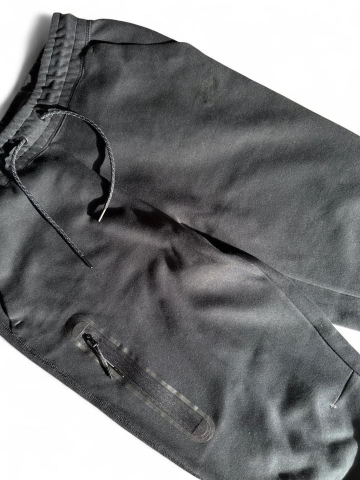 Nike Pantaloni: black nike joggers with pockets, size M – Nuovo (secondo la descrizione) da Winterthur venduto da hachiscutecloset 3