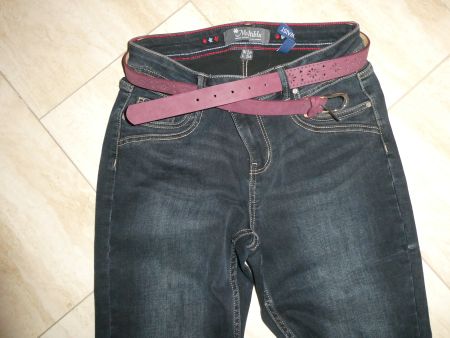Jeans dunkelblau mit Gürtel