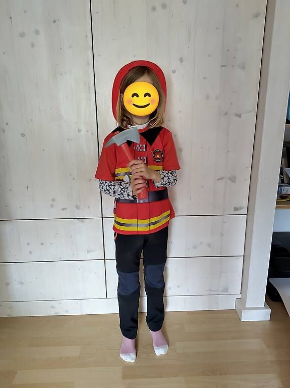 Costumes: Deguisement de pompier 7 - 10 ans – D'occasion à Biel/Bienne par yopy