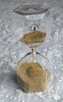 Elegante Sanduhr mit goldenem Sand - Zeitlos schön!
