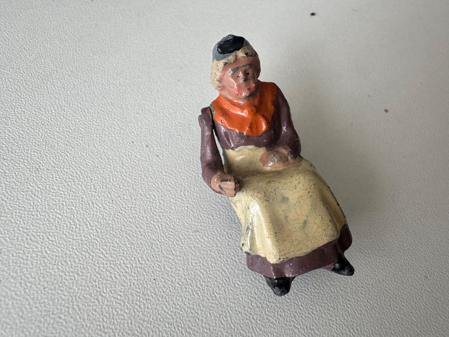 Bing Spielzeuge: Uralte, Metall-Guss Figur "Sitzende Grossmutter", H 4 cm – Gebraucht aus Winterthur von Arma3 8