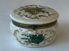 Porzellandose mit Blumenmotiv und Vergoldung, gebraucht