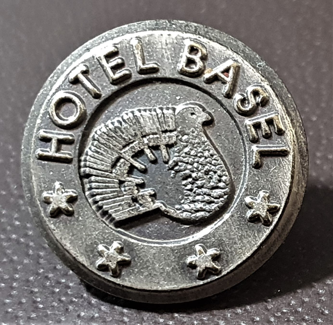Placchette & Badge: Q249 - Pin Hotel Basel  4 Sterne – Usato da Reinach BL venduto da Boston-Verkauf