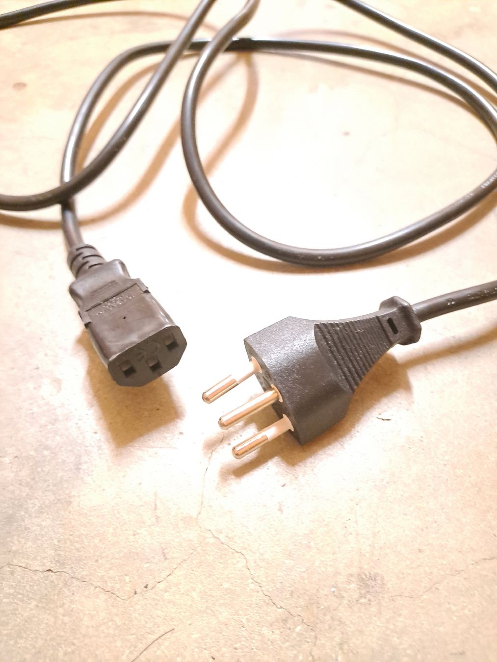 Cavi: Kaltgerätekabel C13 Stecker Schwarz - 1.8m – Usato da Basel venduto da suberi_Sach