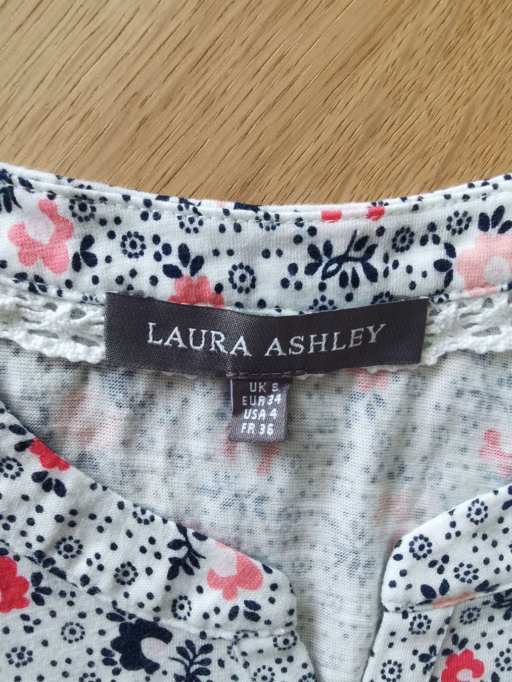Laura Ashley Top: Trägershirt in weiss mit Blumen – Usato da Zug venduto da WickiPanda 4