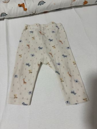 Baby Hose Uniqlo mit Tiermuster Grösse 6-12 Monate