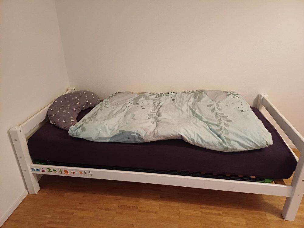 Lit 1 place bois rouge avec coffre en bon état dimensions 90/190cm