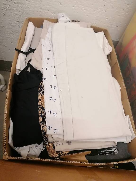 Lotti di vestiti: Flohmi: Diverse Kleider, Schuhe, Shirts, Pullis, etc. – Usato da Nänikon venduto da Manta87 2
