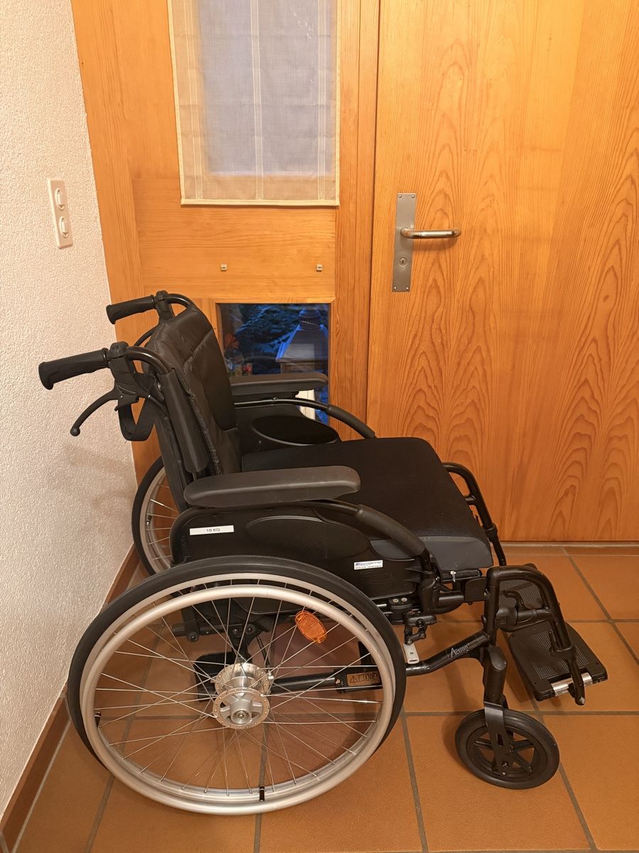 Sedie a rotelle: Rollstuhl Invacare Action 3NG Sitzbreite 45.5 cm – Nuovo (secondo la descrizione) da Winterthur venduto da Simu66 2