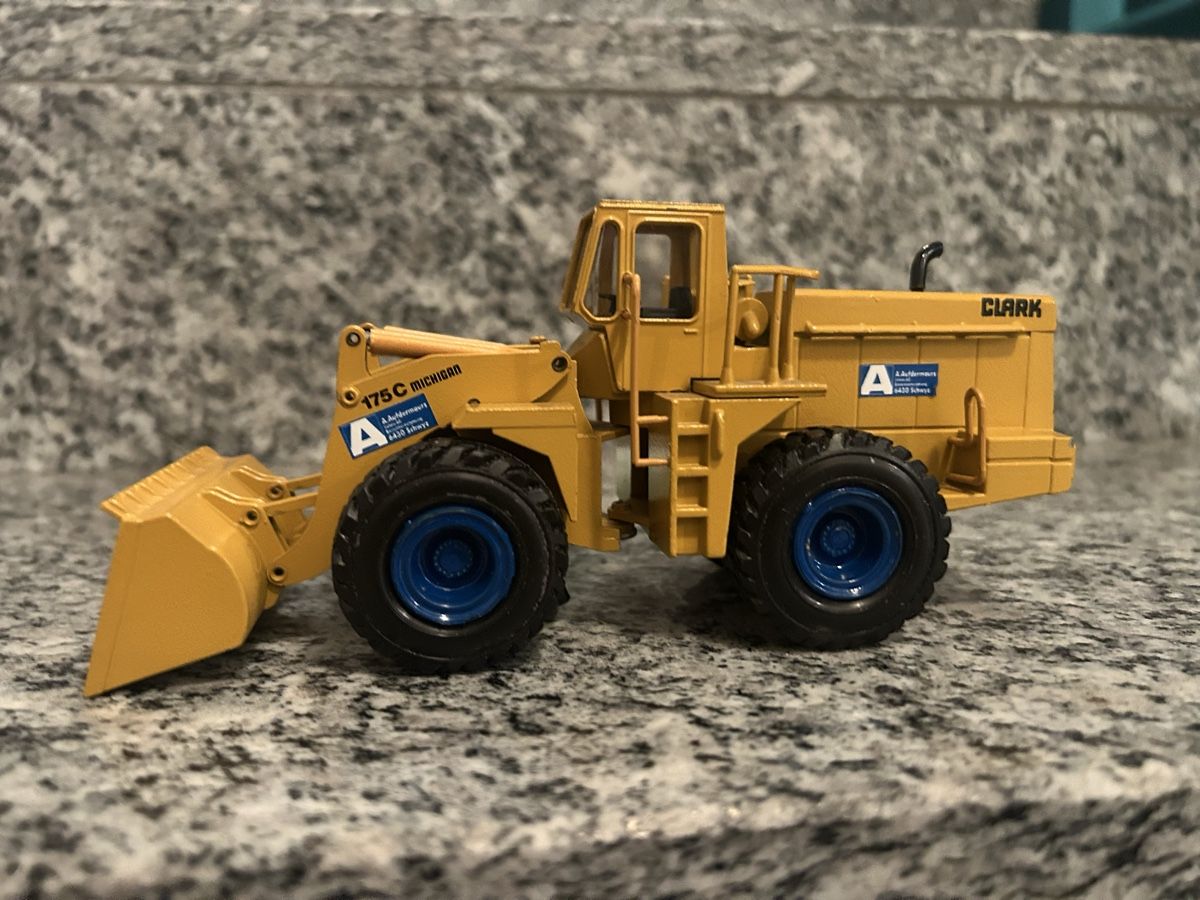 Conrad Kit di modellismo & Modellini statici: 19 – Difettoso da Horw venduto da Tigercat635
