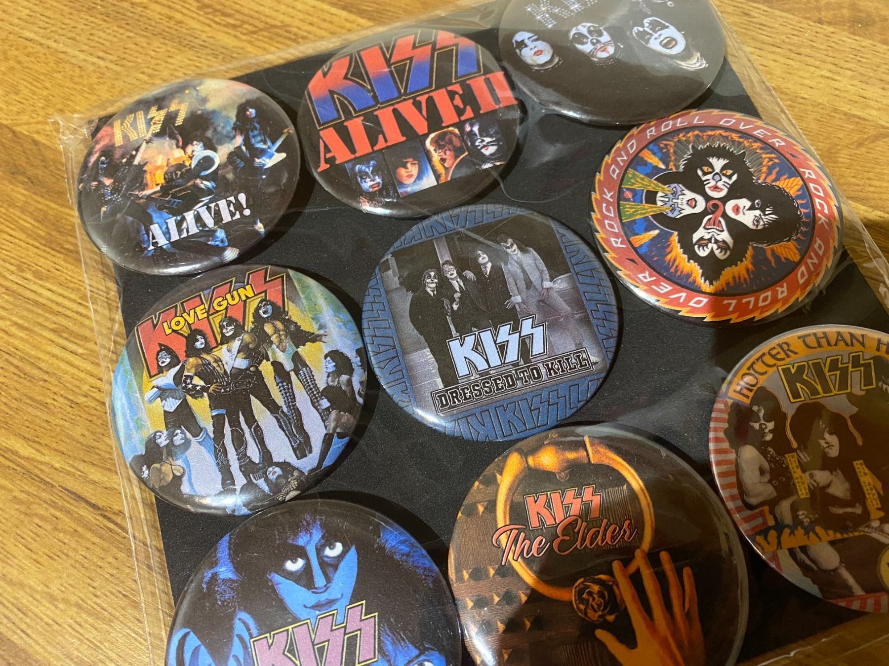 Calamite: Kiss Pin Badges, Neu! – Nuovo (secondo la descrizione) da Basel venduto da FatCatPacksTheRatt 1