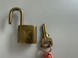 Louis Vuitton Vorhängeschloss mit Schlüssel original