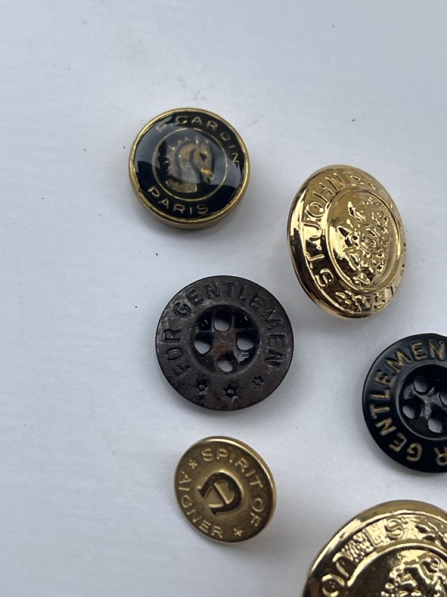 Uniformi: Buttons Konvolut Pierre Cardin Aigner John – Usato da Brienz BE venduto da hey_z9vg 2