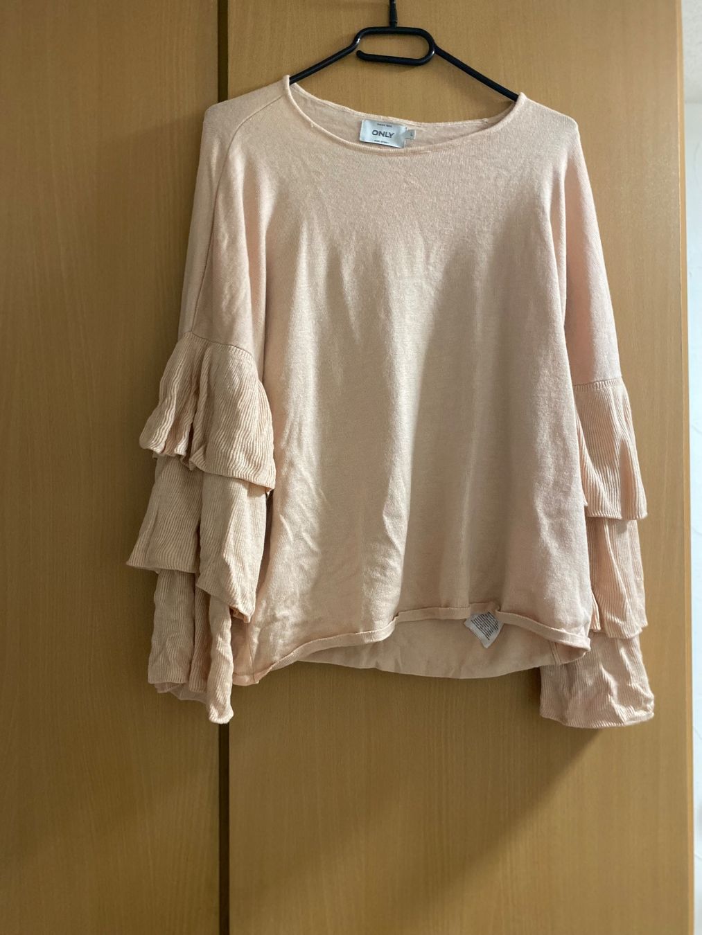 Only Pullover & Sweatshirts: Only Pullover mit Rüschenärmel, Grösse M, Top Zustand – Neu (gemäss Beschreibung) aus Steckborn von Amandabraun96