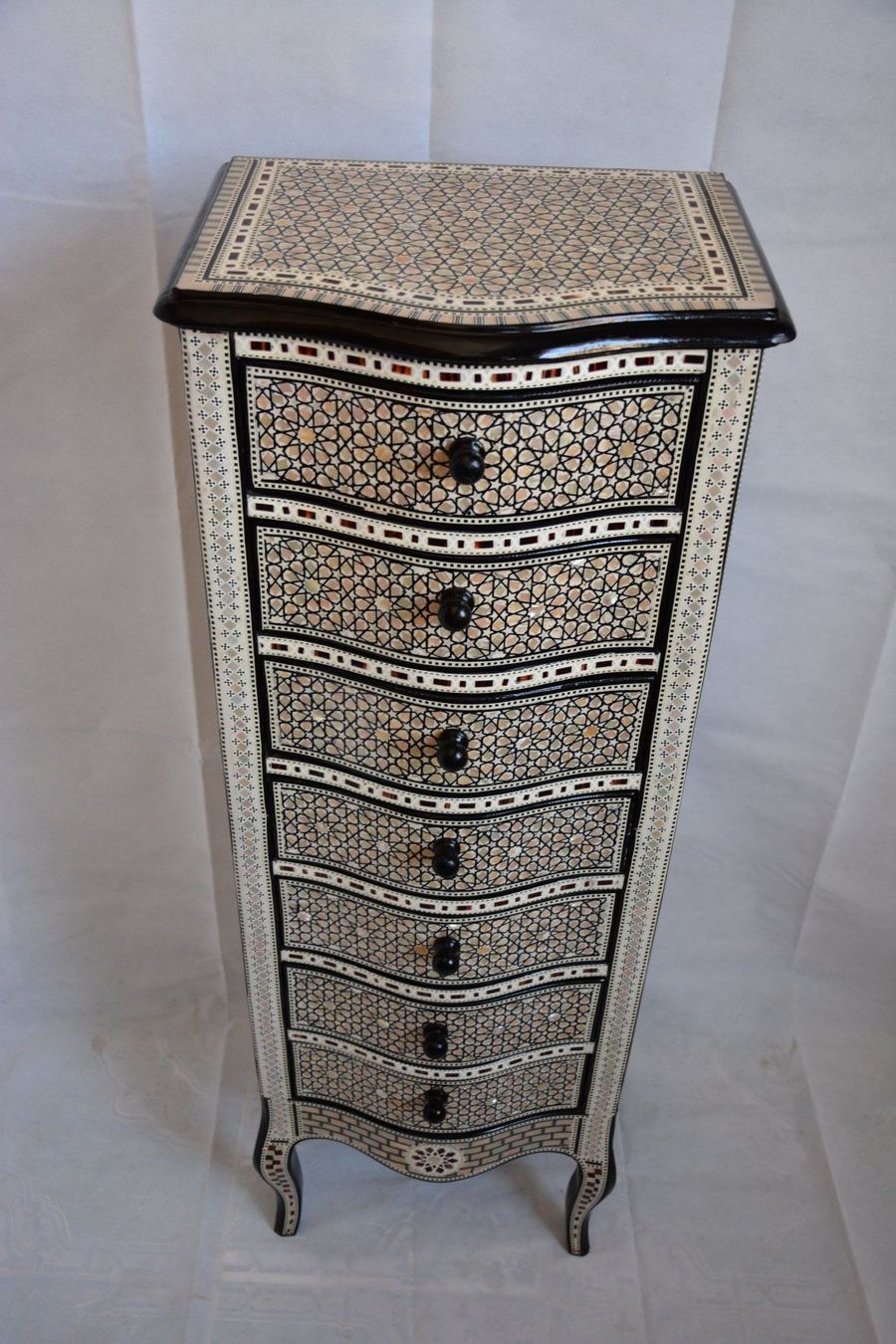 Kommoden: Semainier de style Louis XV de nacre. – Gebraucht aus geneve von louisart
