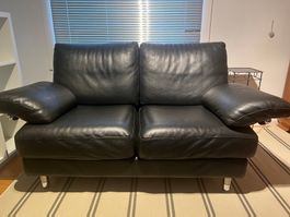 2 schwarze Ledersofa 1x Zweier 1x Dreier