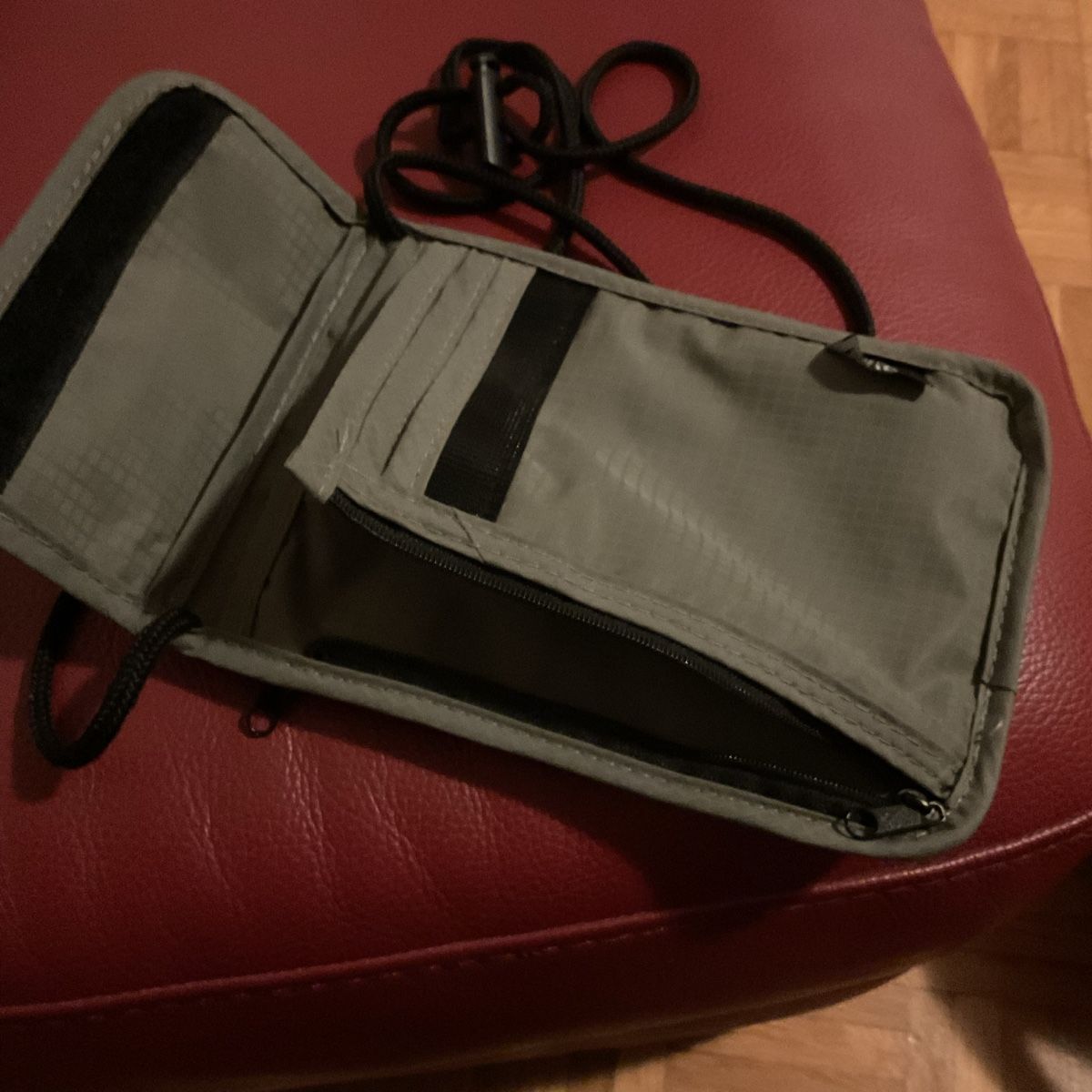 Portefeuilles: Bag passport, mobile, card and cash – D'occasion à Dornach par ahavanoa3 3