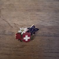 Pin émaillé Suisse – Edelweiss, gentiane et croix suisse  