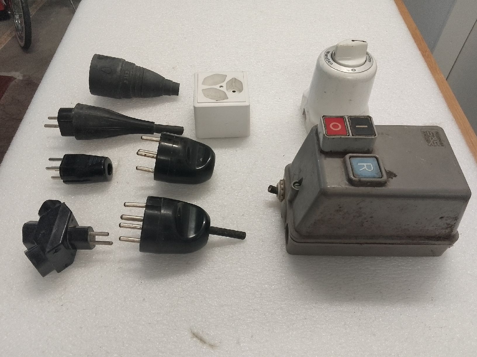 Spine: Elektro Konvolut Schalter Stecker Drehschalter – Difettoso da Trubschachen venduto da Caddy8 9