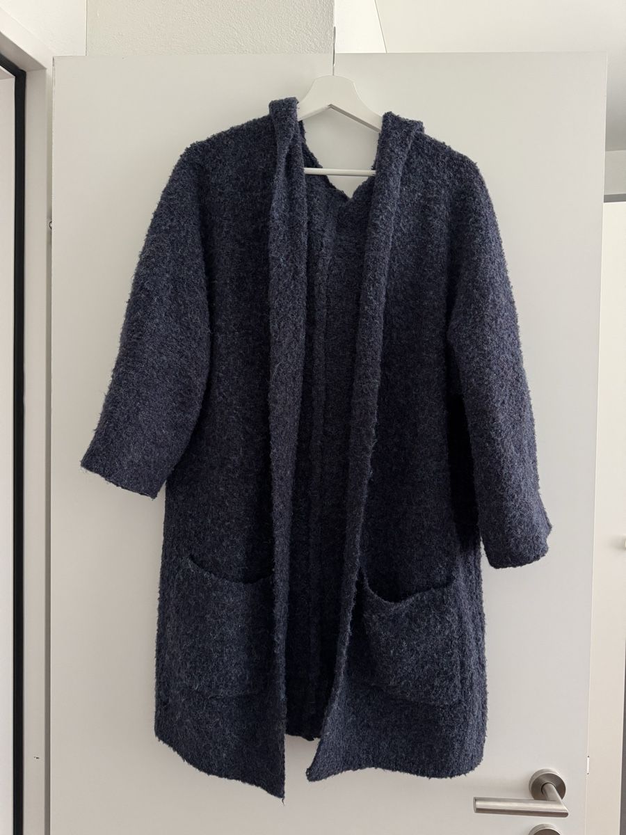 C&A Vestes: Damen Strickjacke dunkelblau mit Kapuze  – D'occasion à Dietwil par vera2301