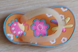Magnet Flip Flop orange mit Blumen Silikon leicht vergilbt