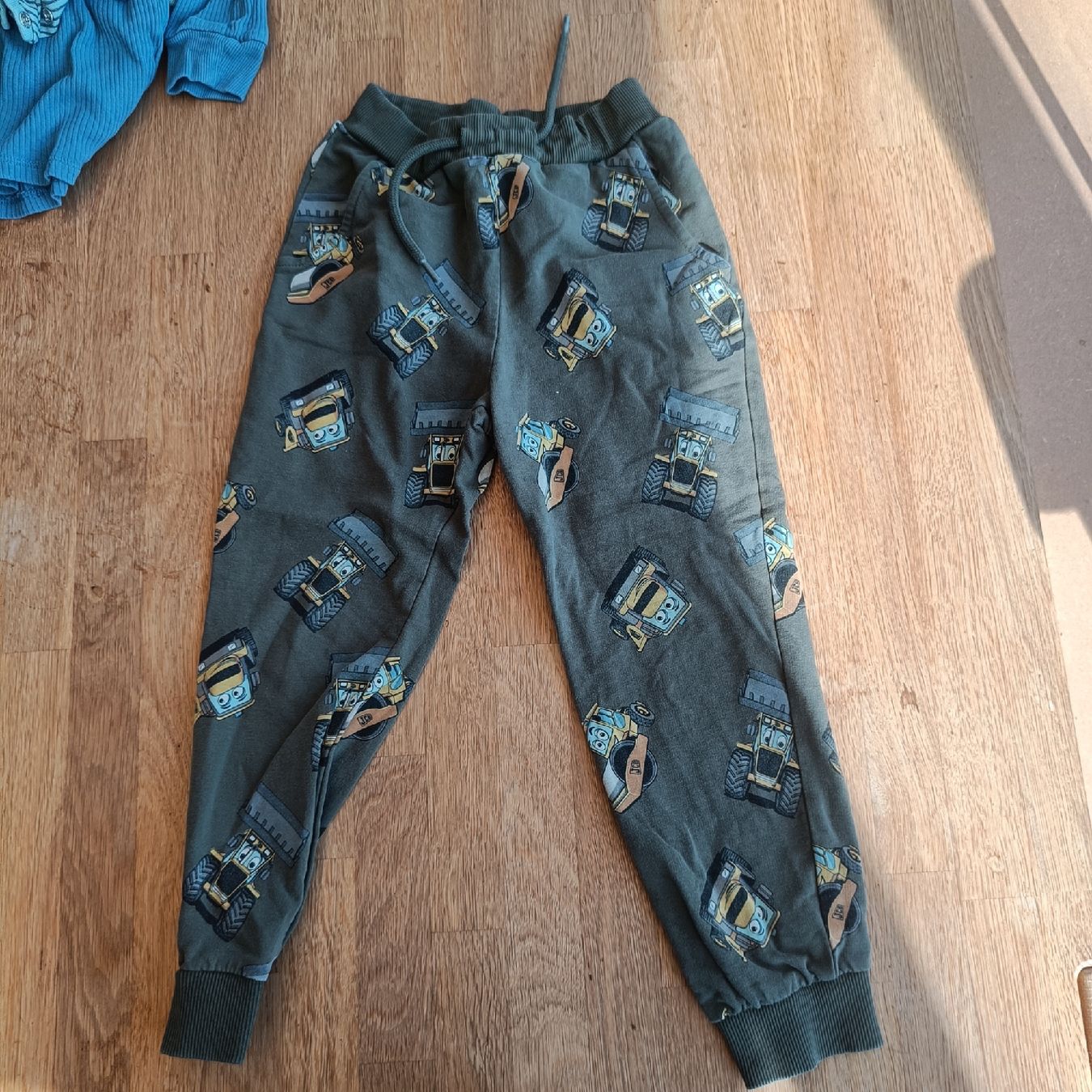 Hosen: Trainerhose Grösse 98 – Gebraucht aus Jaberg von urig17.
