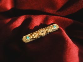 Feine historische Brosche mit floralem Dekor und türkisfarbe