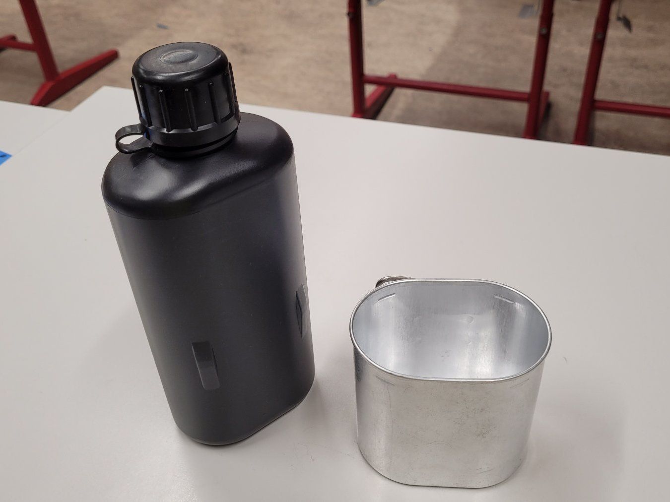 Ausrüstung & Ersatzteile: Trinkflasche mit Becher Militär Armee Feldflasche – Neu (gemäss Beschreibung) aus Zürich von Thevanboomer