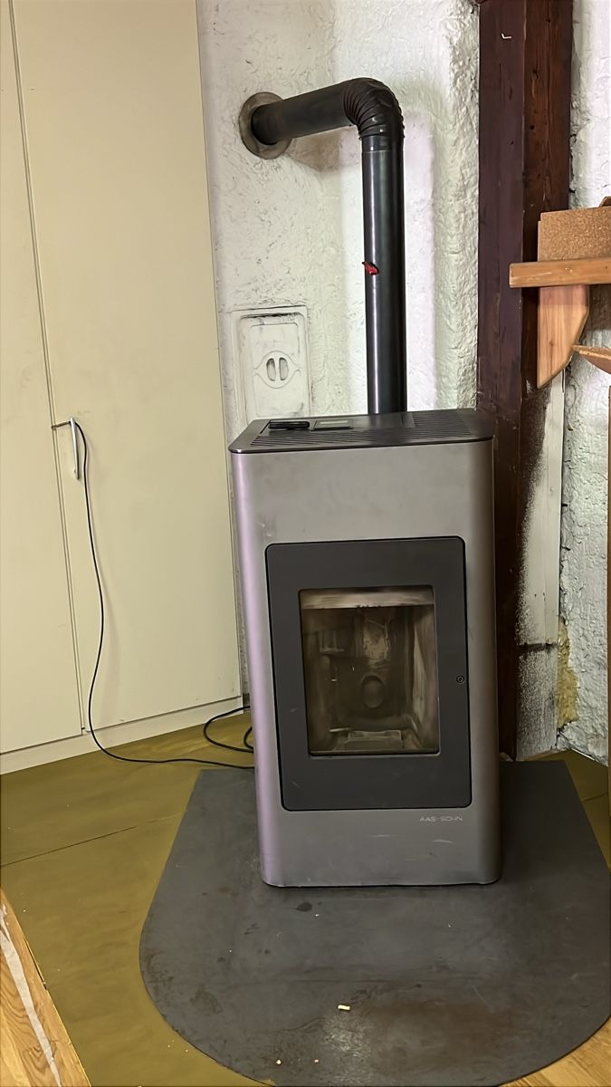 Altri mobili d'antiquariato: Haas Pelletofen gebraucht, 8 KW – Usato da Basel venduto da Anlika4