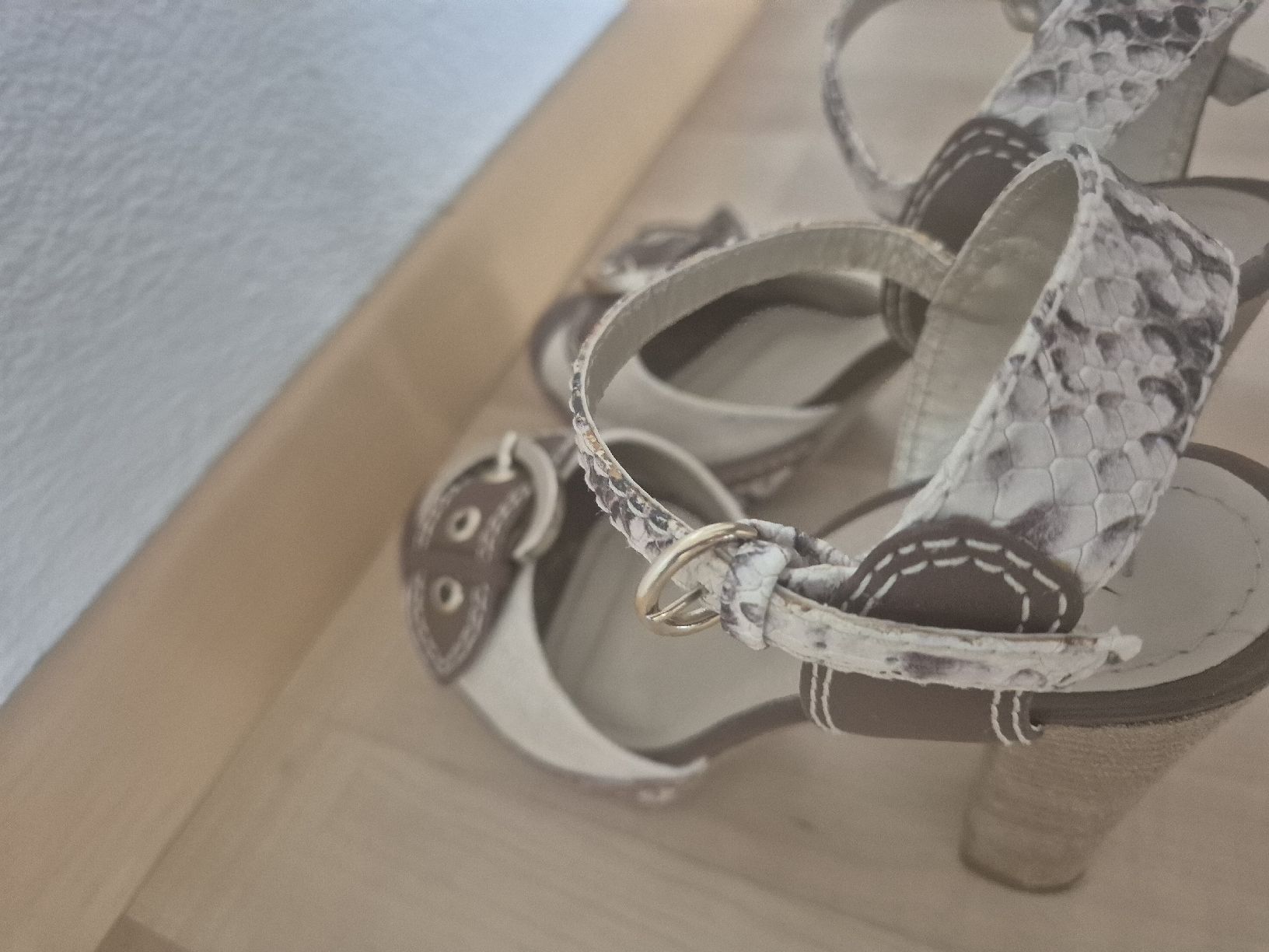 Scarpe da donna: Sandalen mit Absatz, Schlangenmuster, Grösse 35 – Nuovo (secondo la descrizione) da Zürich venduto da Sami78 3