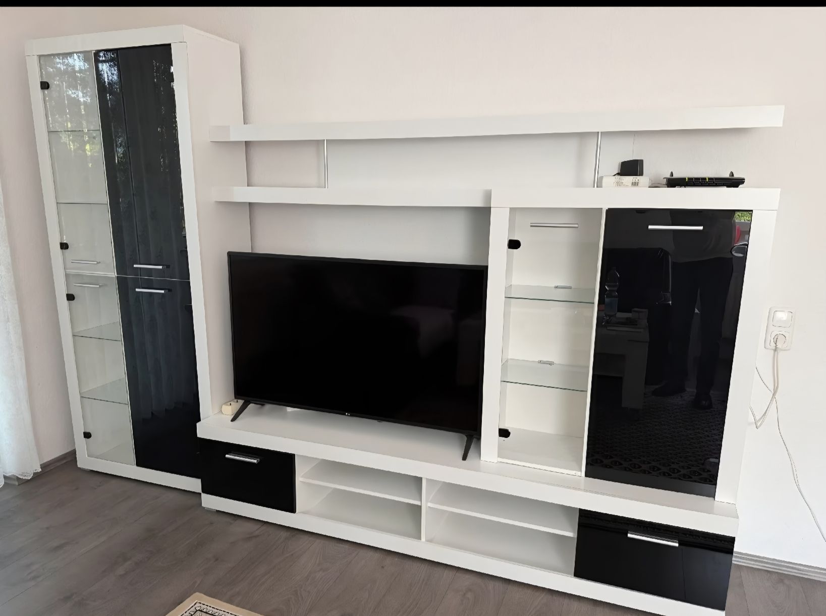 Mobili TV: Moderne Wohnwand – Usato da Windisch venduto da jen_7tqz