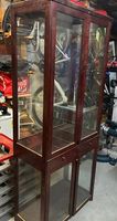Schöne Vitrine, verglast auf alle Seiten