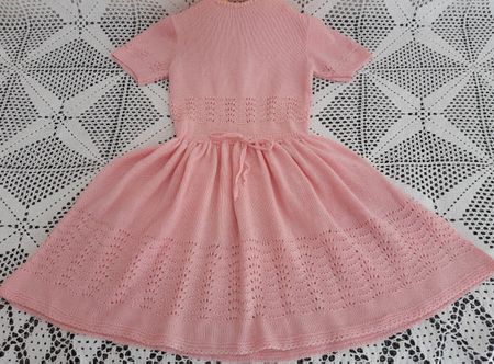 Handgestricktes rosa Kleidli mit Lochmuster, Gr. 68/74