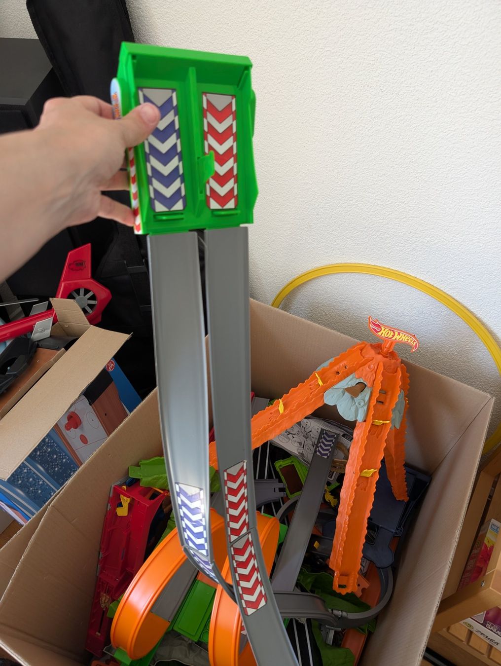 Hot Wheels Rennbahnen: Grosse Kiste voller Hotwheels Kram – Gebraucht aus Oberengstringen von Sgundel 4