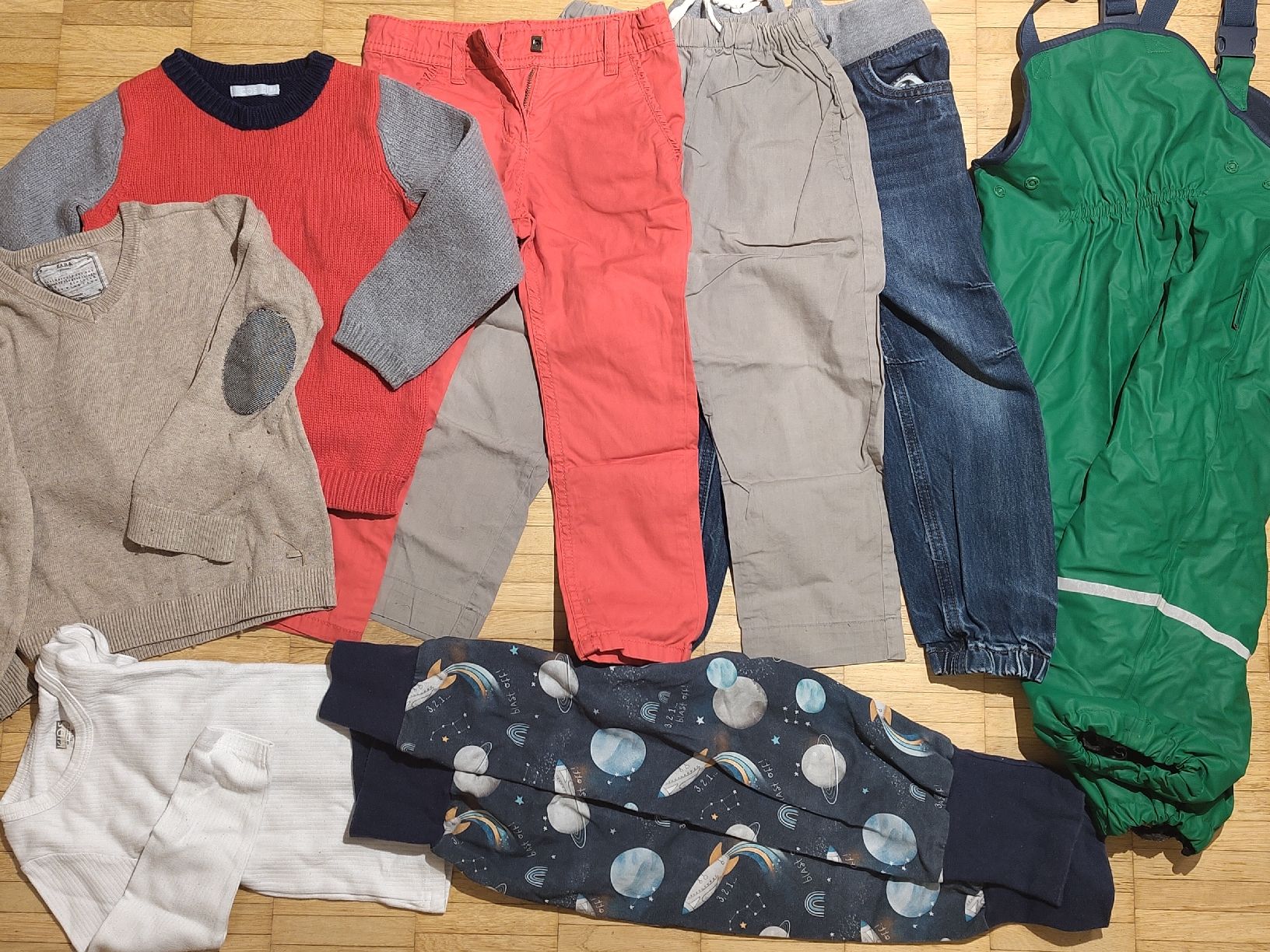 Lotti & Set di vestiti: Kleiderpaket Knaben in Grösse ca 104 – Usato da Zürich venduto da Spif