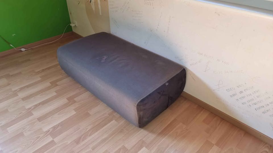 Divani: Canapé et pouf en daim – Usato da Pully venduto da Arkasia_8 3